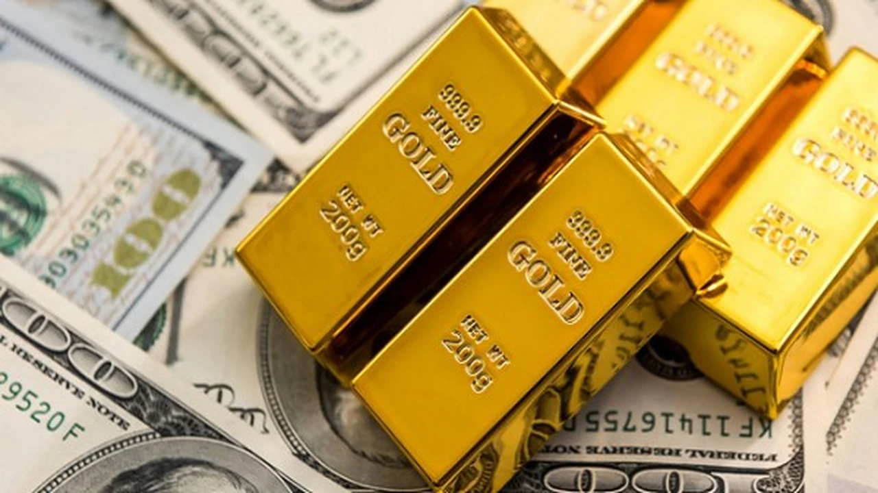 تراجع أسعار الذهب عالمياً وسط ارتفاع الدولار وعوائد السندات الأميركية اليوم